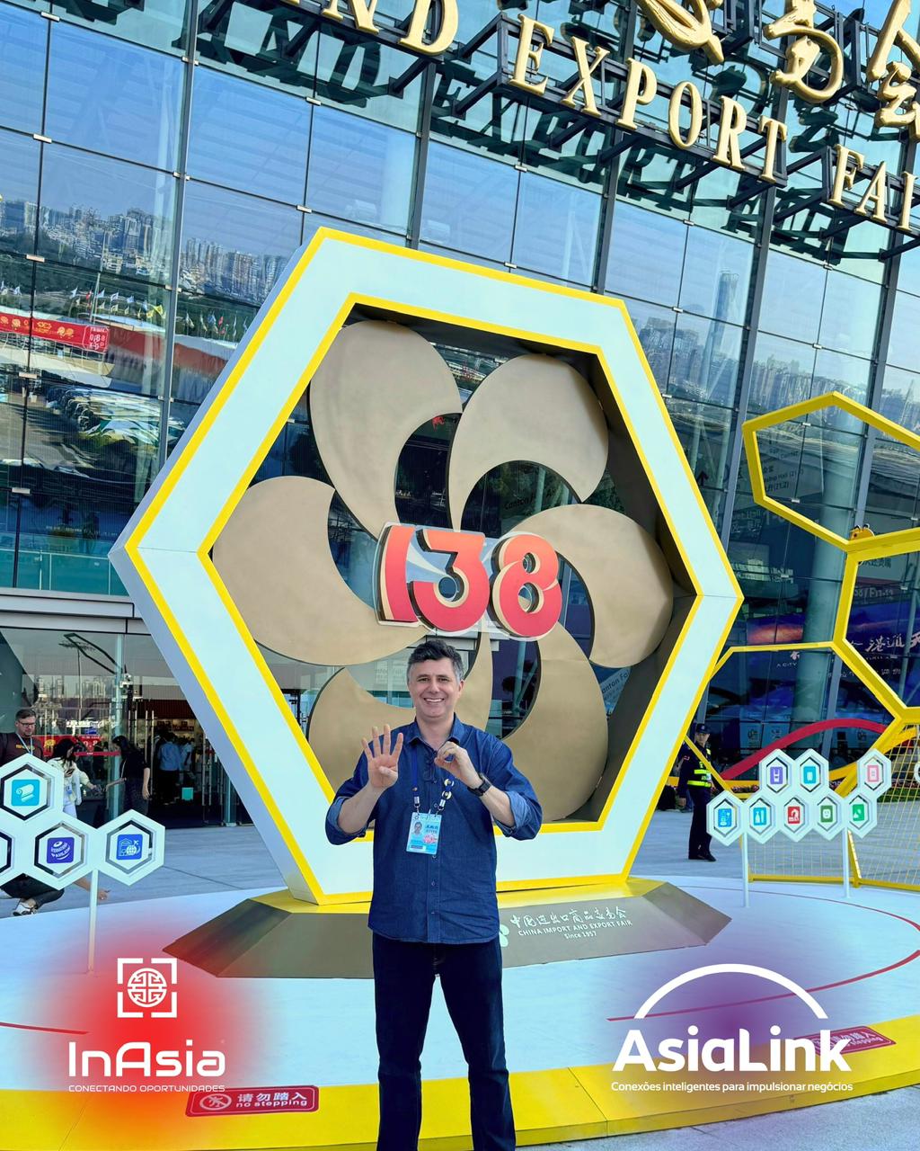 Alessandro Vechi, diretor da Asialink, sorrindo em frente ao grandioso display de boas-vindas da 138ª Canton Fair em Guangzhou. Ele celebra sua 40ª participação presencial na feira, um marco de expertise em comércio internacional.